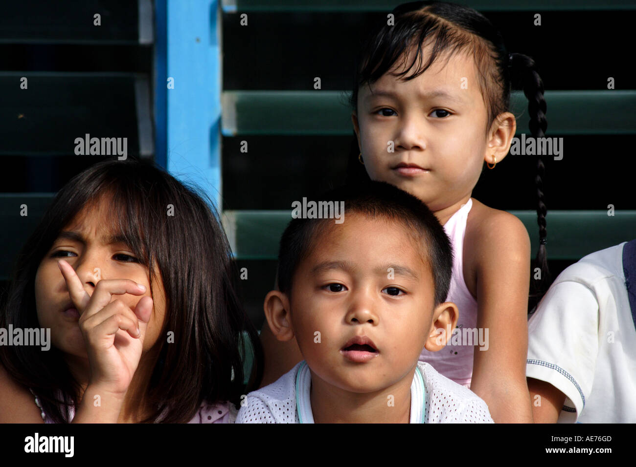 Les jeunes enfants malaisiens à Rumah Engking, Kapit, Sarawak, Bornéo, Malaisie Banque D'Images