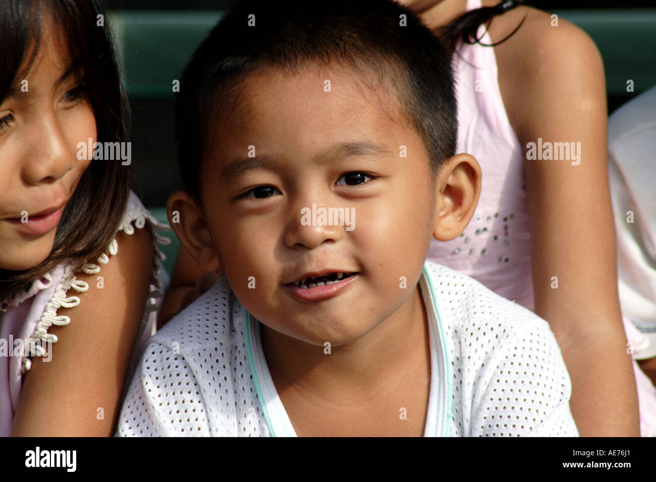 Les jeunes enfants malaisiens à Rumah Engking, Kapit, Sarawak, Bornéo, Malaisie Banque D'Images