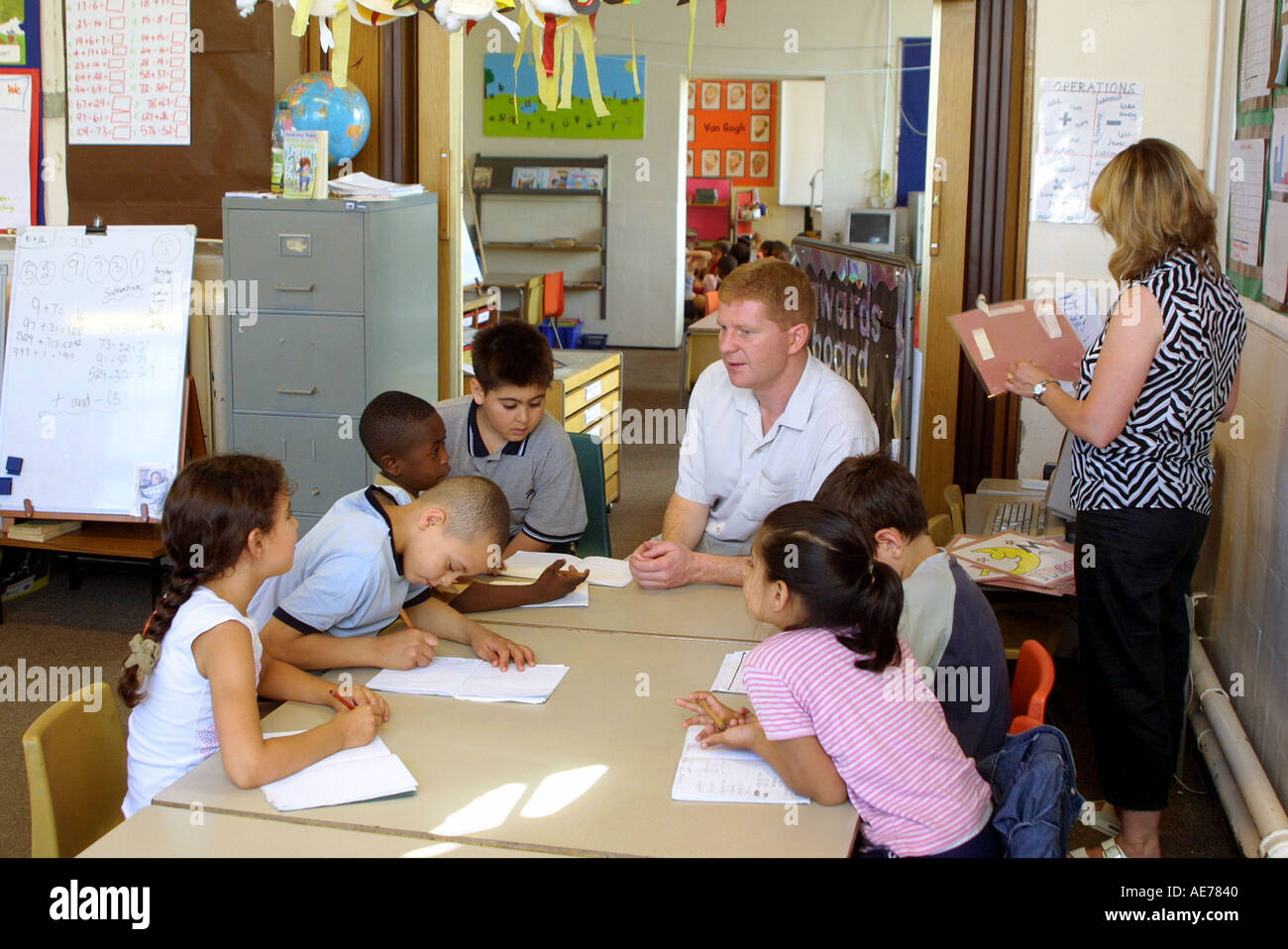 Les enfants de l'école primaire en classe de 8 ans Banque D'Images