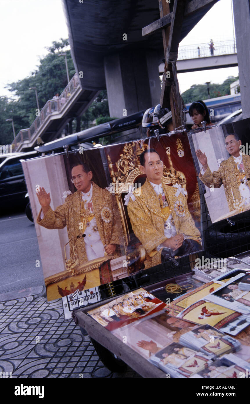 Le roi Bhumibol 60 Anniversaire poster . Sur la rue à Bangkok 2006 Banque D'Images