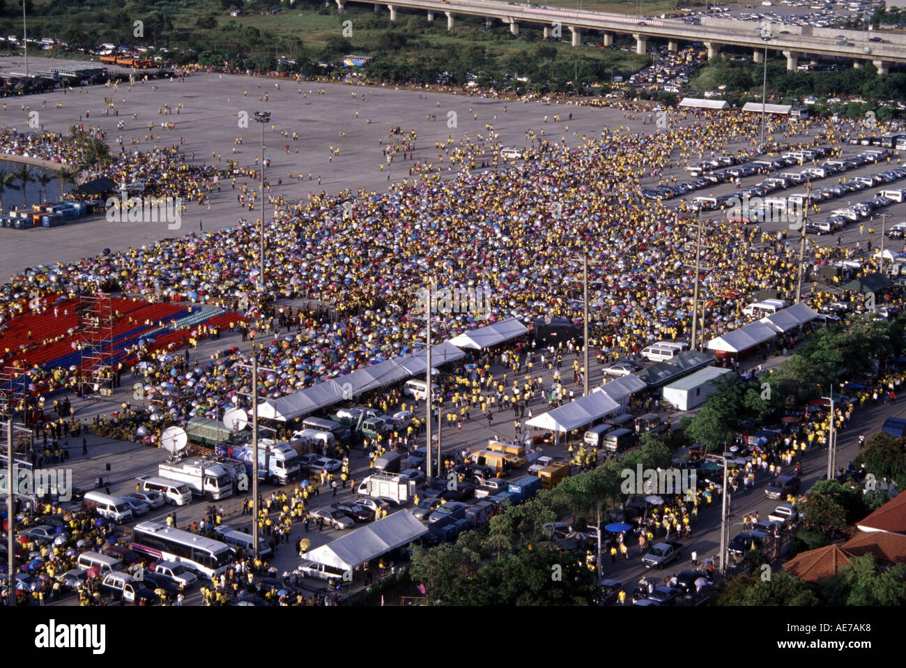 Les thaïs avec chemise jaune . Muang Thong Thani 60 anniversaire le roi célébrer 2006 Banque D'Images