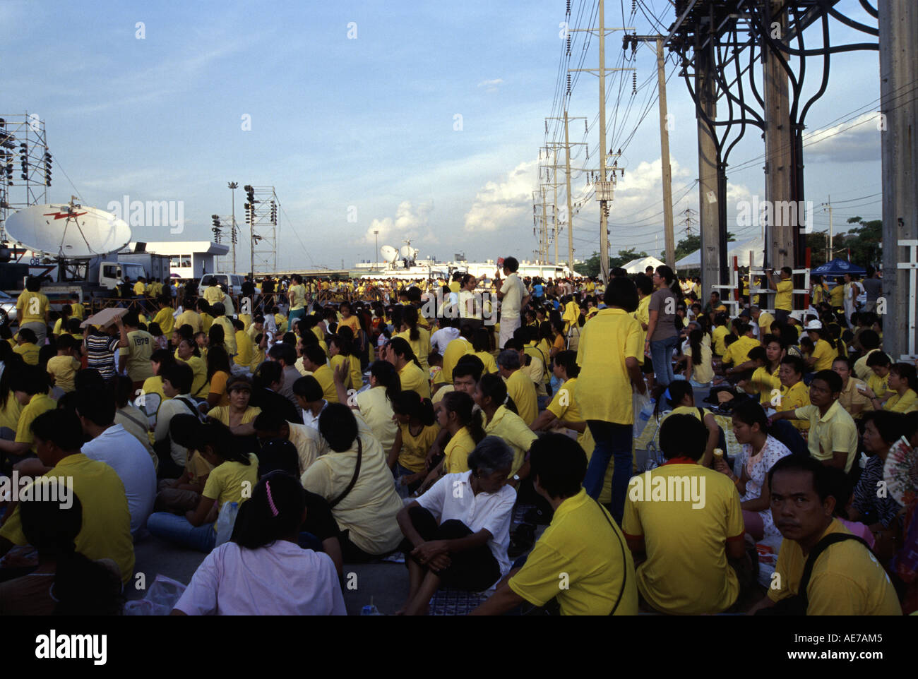 Les thaïs avec chemise jaune . Muang Thong Thani 60 anniversaire le roi célébrer 2006 Banque D'Images