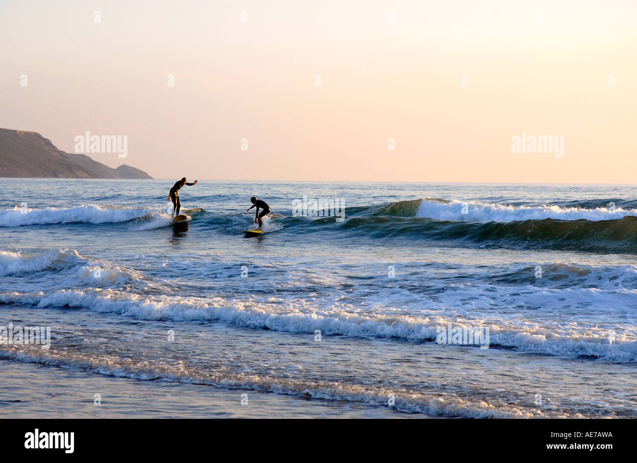 Les surfeurs aiment la côte de Cornwall Banque D'Images