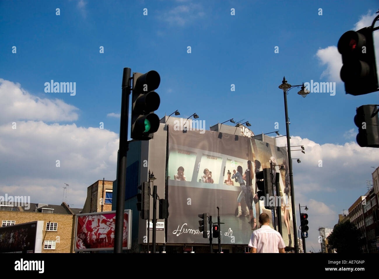 Feux de circulation et panneaux sur un coin de rue près de Old Street à Londres Hoxton Banque D'Images