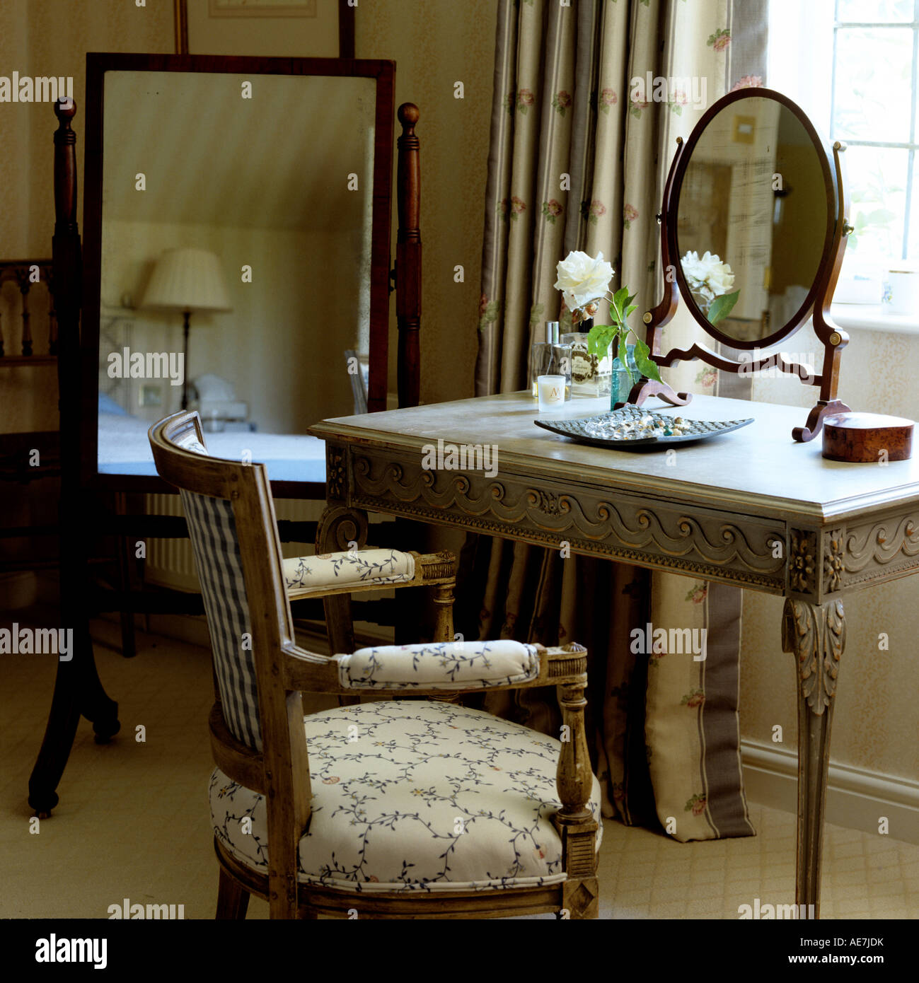 Coiffeuse avec miroir et chaise en anglais country house Photo Stock - Alamy