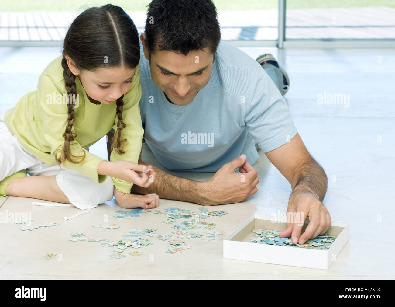 Père et fille mettre puzzle ensemble Photo Stock - Alamy