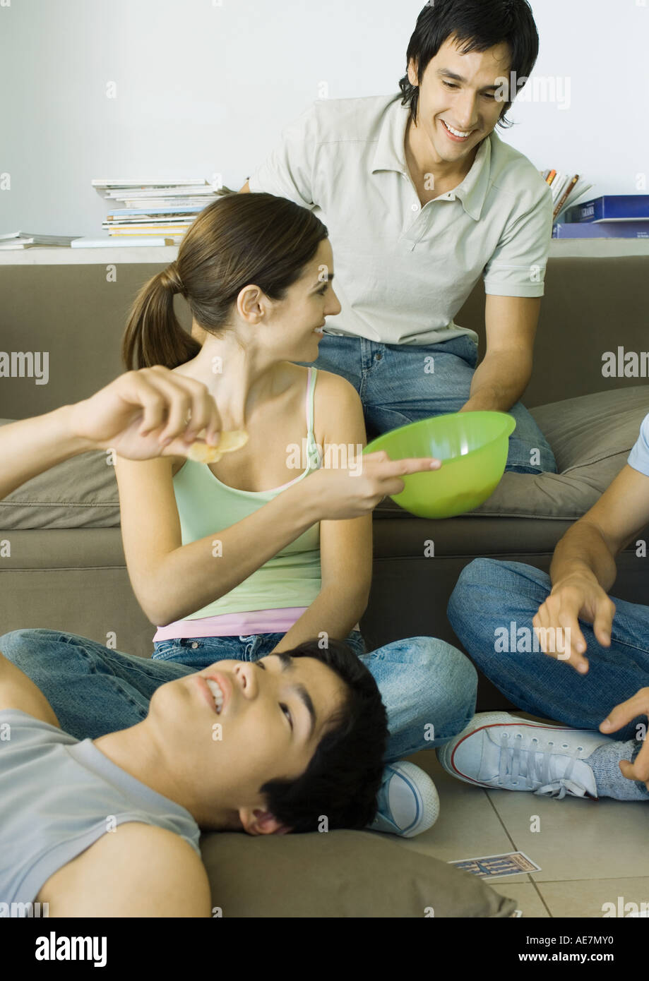 Groupe de jeunes amis adultes snacking Banque D'Images