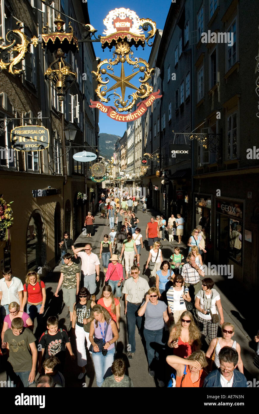 Groupe de touristes flânant dans la rue Getreidegasse Salzbourg Autriche Banque D'Images