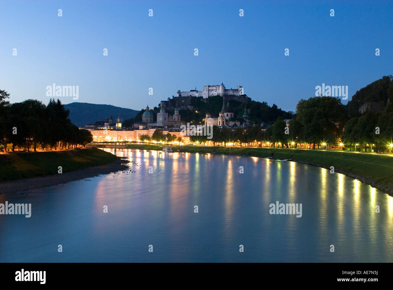 Salzbourg en début de matinée et la rivière Salzach Autriche Banque D'Images