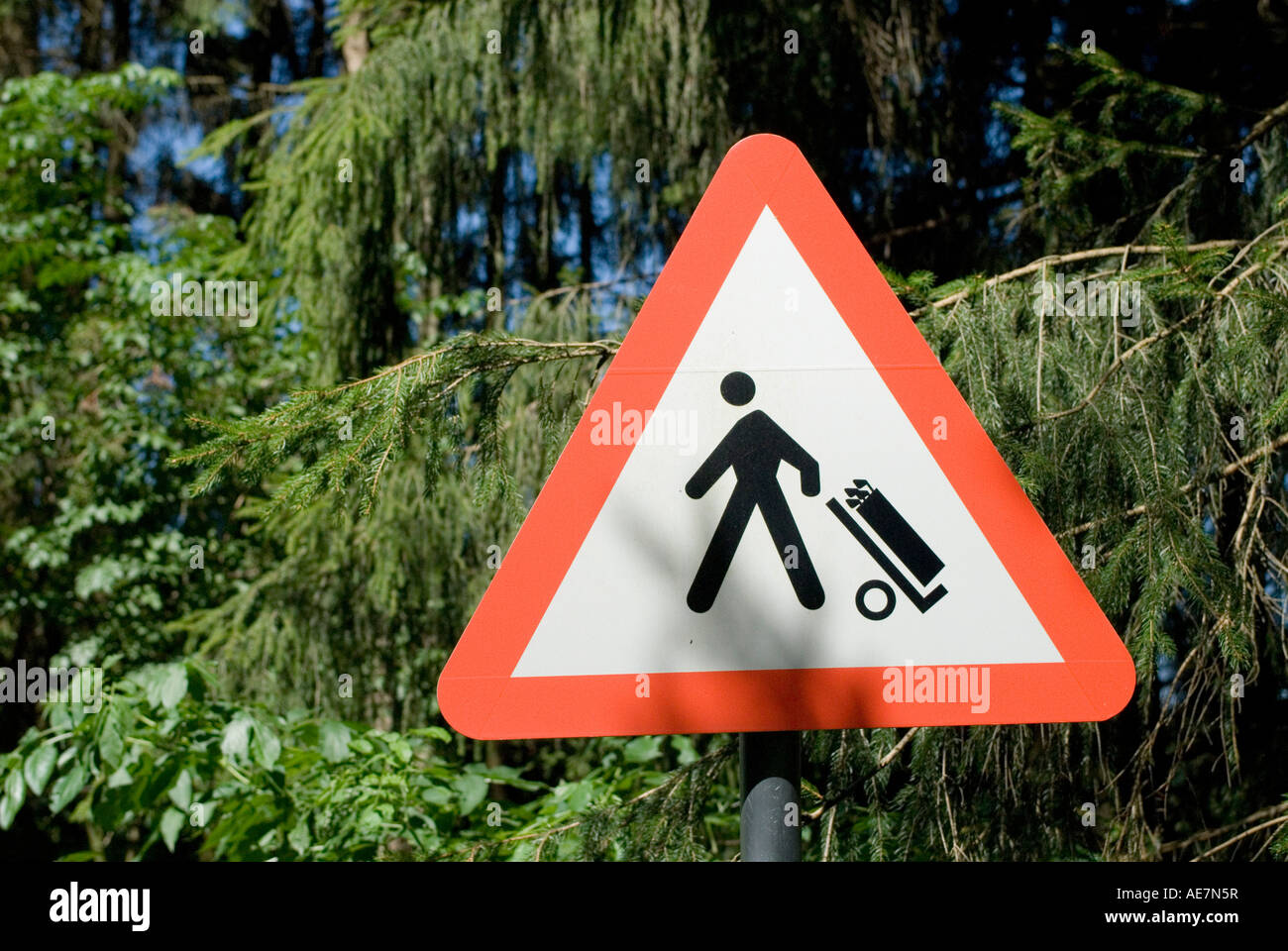 Panneau de circulation Attention joueurs du golfe traversent la route Haute-bavière Allemagne Banque D'Images