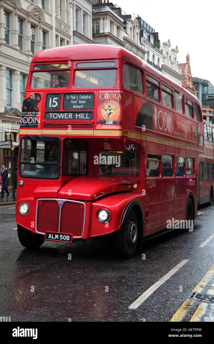 No 15 Old London Transport bus à impériale rouge Banque D'Images