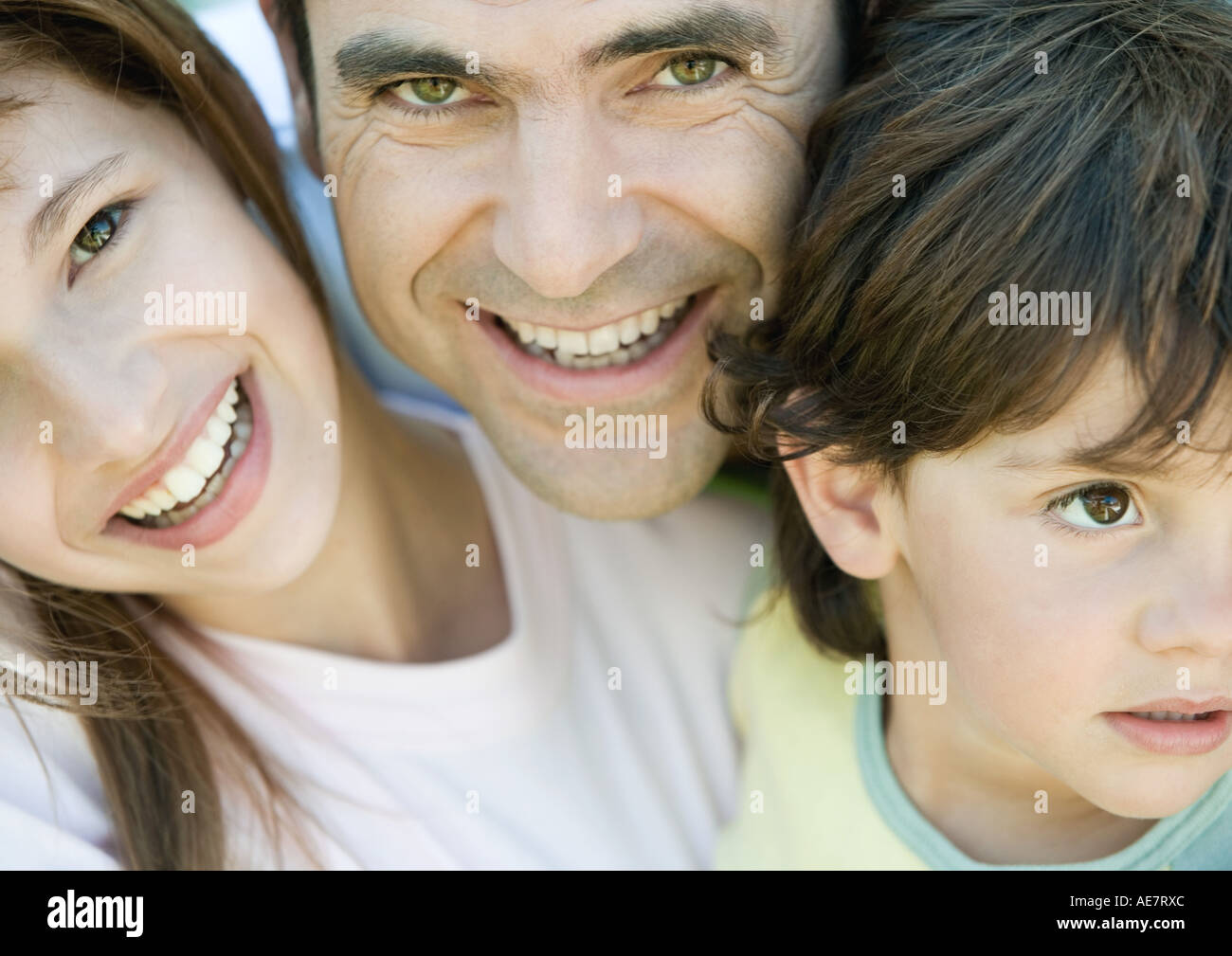Père de deux enfants, garçon à la recherche de là, père et fille smiling and looking at camera, portrait, close-up Banque D'Images