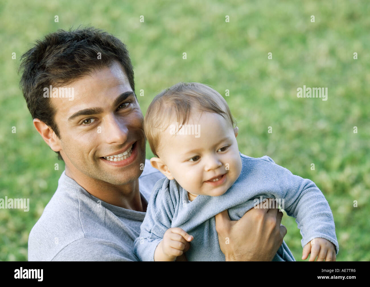 Man holding up baby Banque D'Images