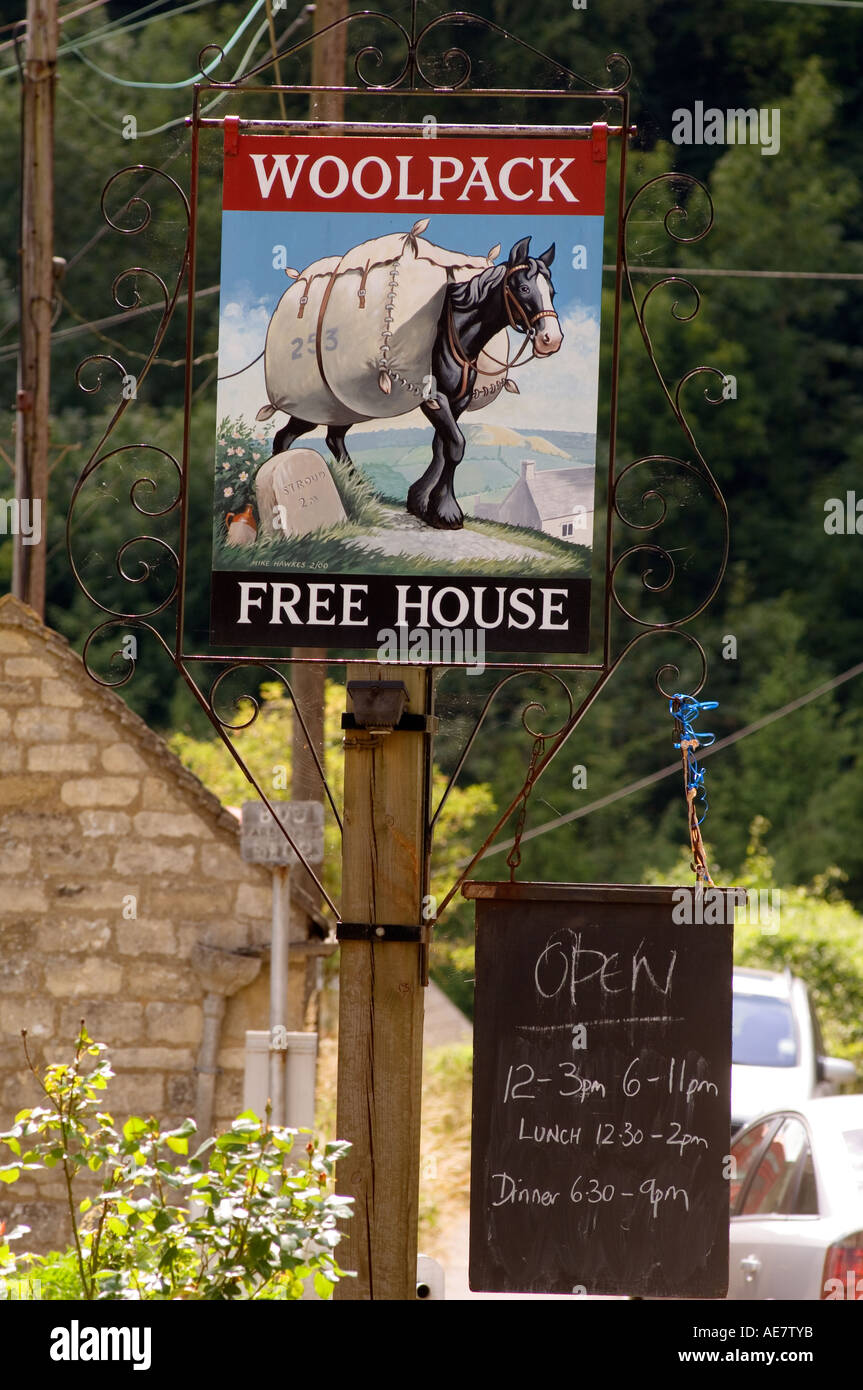 Le Woolpack Inn, enseigne de pub, Slad, Gloucestershire. Le village inn qui est beaucoup fréquenté par l'auteur et poète Laurie Lee Banque D'Images