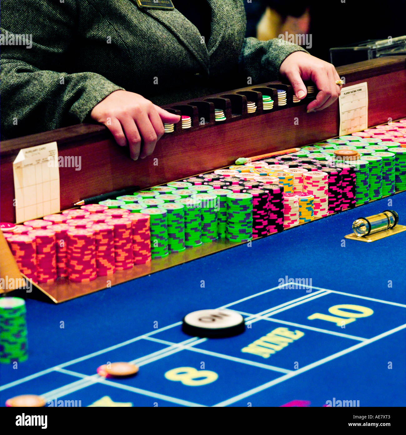 Casino Craps table tapis caissier contrôleur détail main modèle ne  libération nécessaire pas de visages dans shot pas de caractéristiques  reconnaissables Photo Stock - Alamy