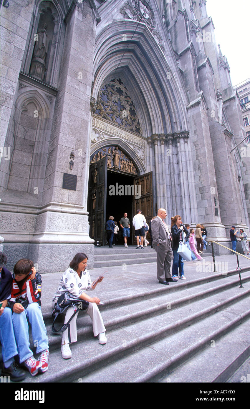 Personnes debout à l'extérieur de l'entrée principale de la Cathédrale St Patrick, siège de l'archevêque de New York et la plus grande cathédrale catholique de style gothique Manhattan ny usa Banque D'Images