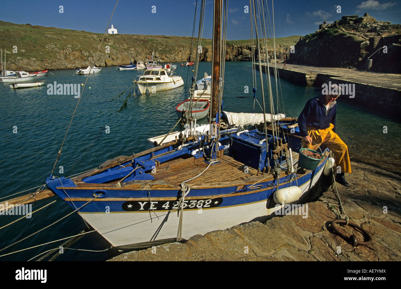 France, Bretagne, l'île d'Yeu, port de mer La Suisse Normande, pêcheur exerçant son seau rempli de crabes Banque D'Images