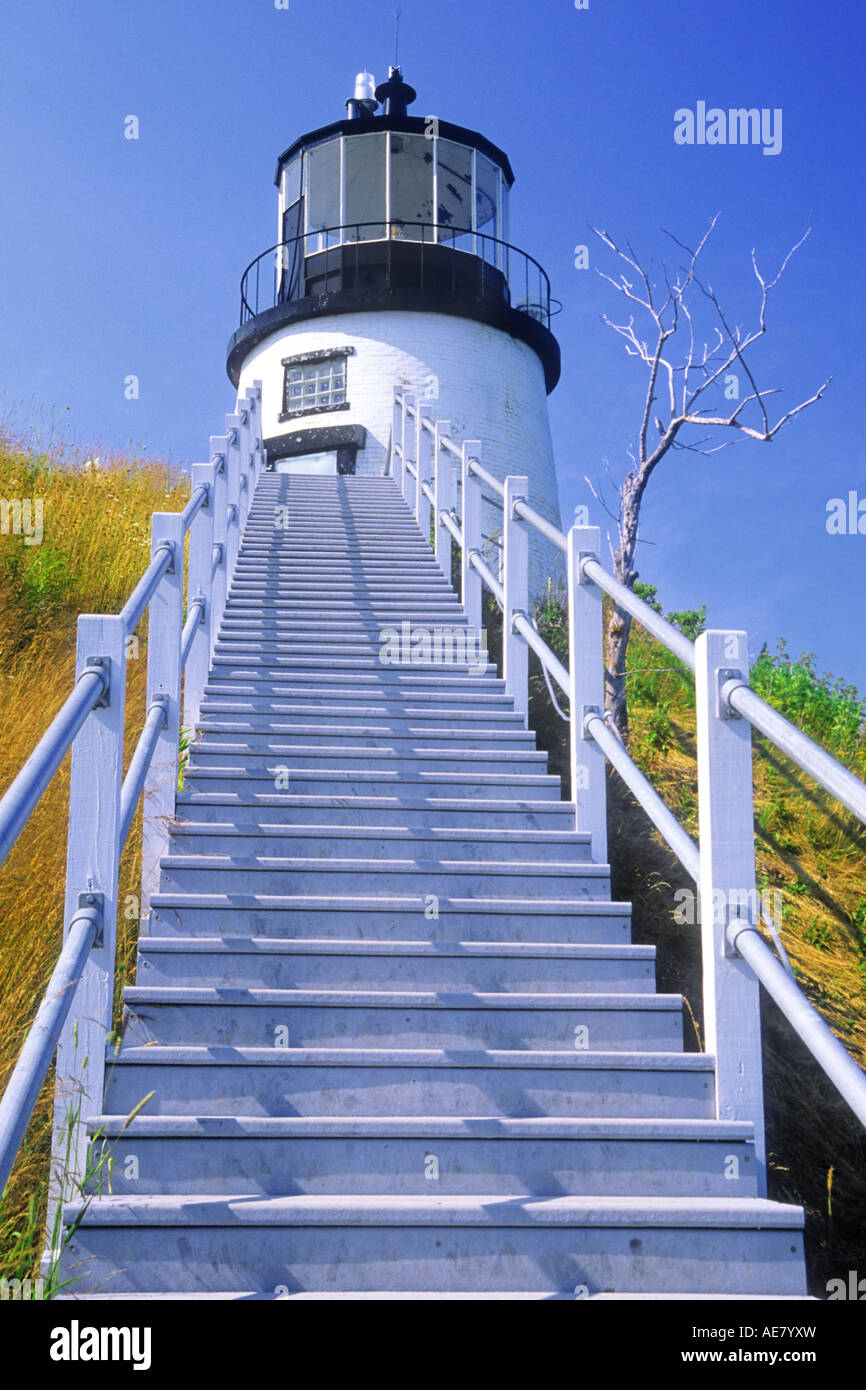 Owl's Head Light, avec son escalier à travers l'escalade d'une colline d'herbe, de l'USA, le Maine, le comté de Knox Banque D'Images