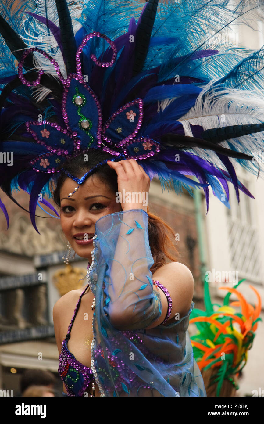 Fille dans la couronne de plumes et de costumes Banque D'Images