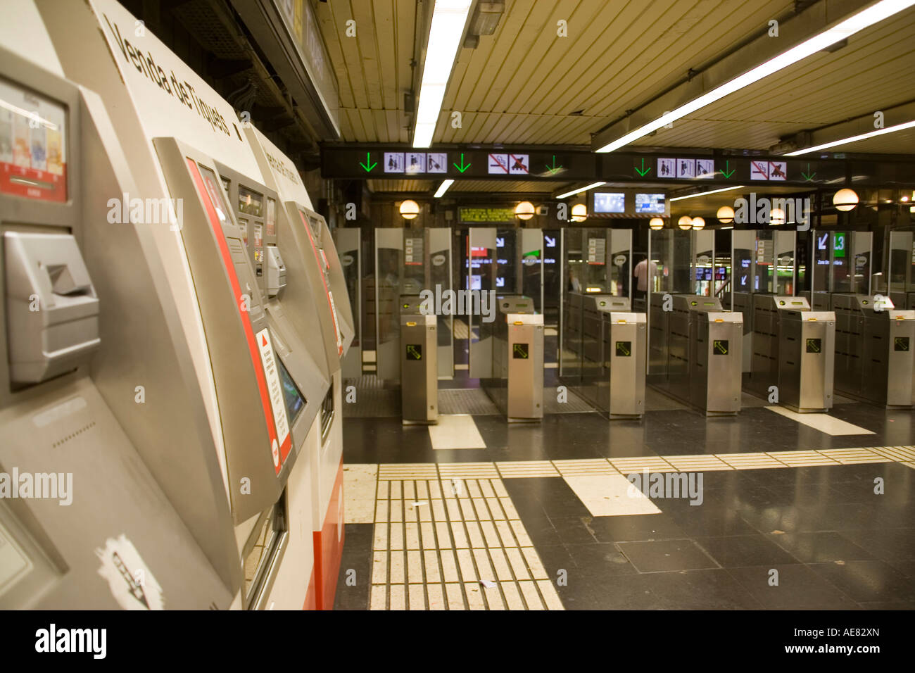 Le métro de Barcelone. Distributeurs de billets et tourniquets Banque D'Images