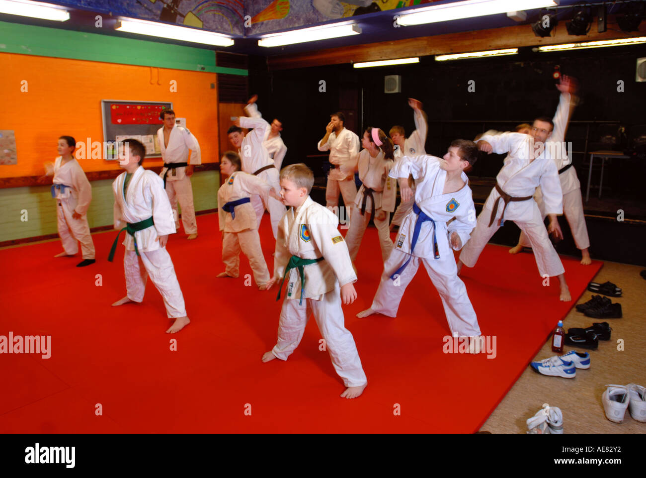 Les enfants qui apprennent le judo DANS UN CENTRE POUR JEUNES À Abingdon Oxfordshire, UK Banque D'Images