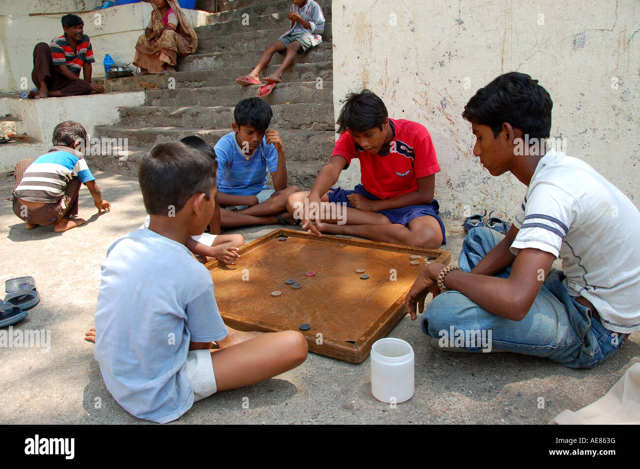 Enfants jouant le jeu de carrom traditionnel '' dans Mumbai, Inde Banque D'Images