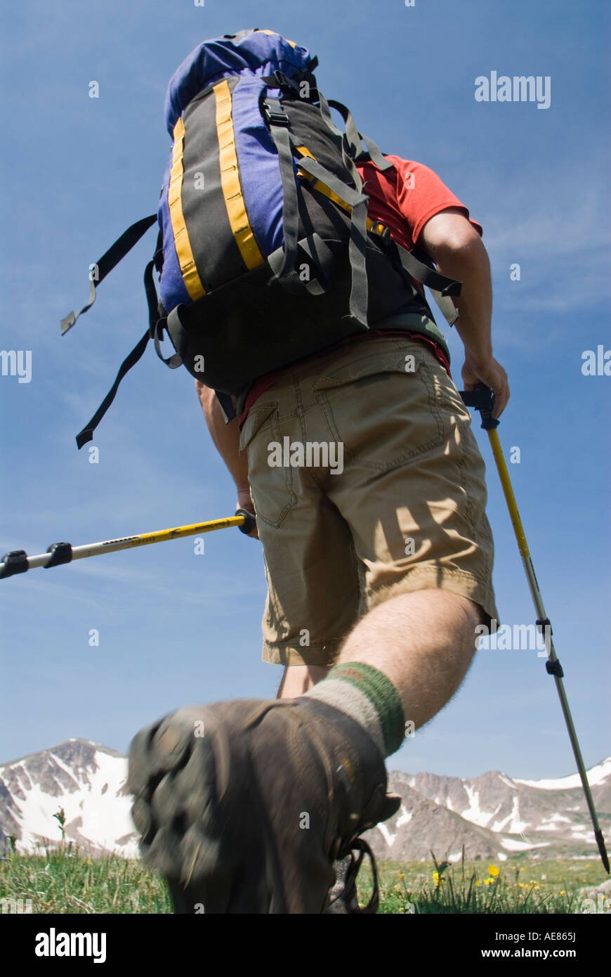 Libre d'un homme avec un sac à dos de randonnée en montagne Banque D'Images