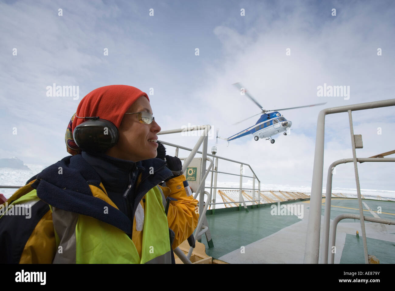 L'antarctique Snow Hill Island jeune femme membre de l'équipe travaille sur l'héliport de brise-glace russe Banque D'Images