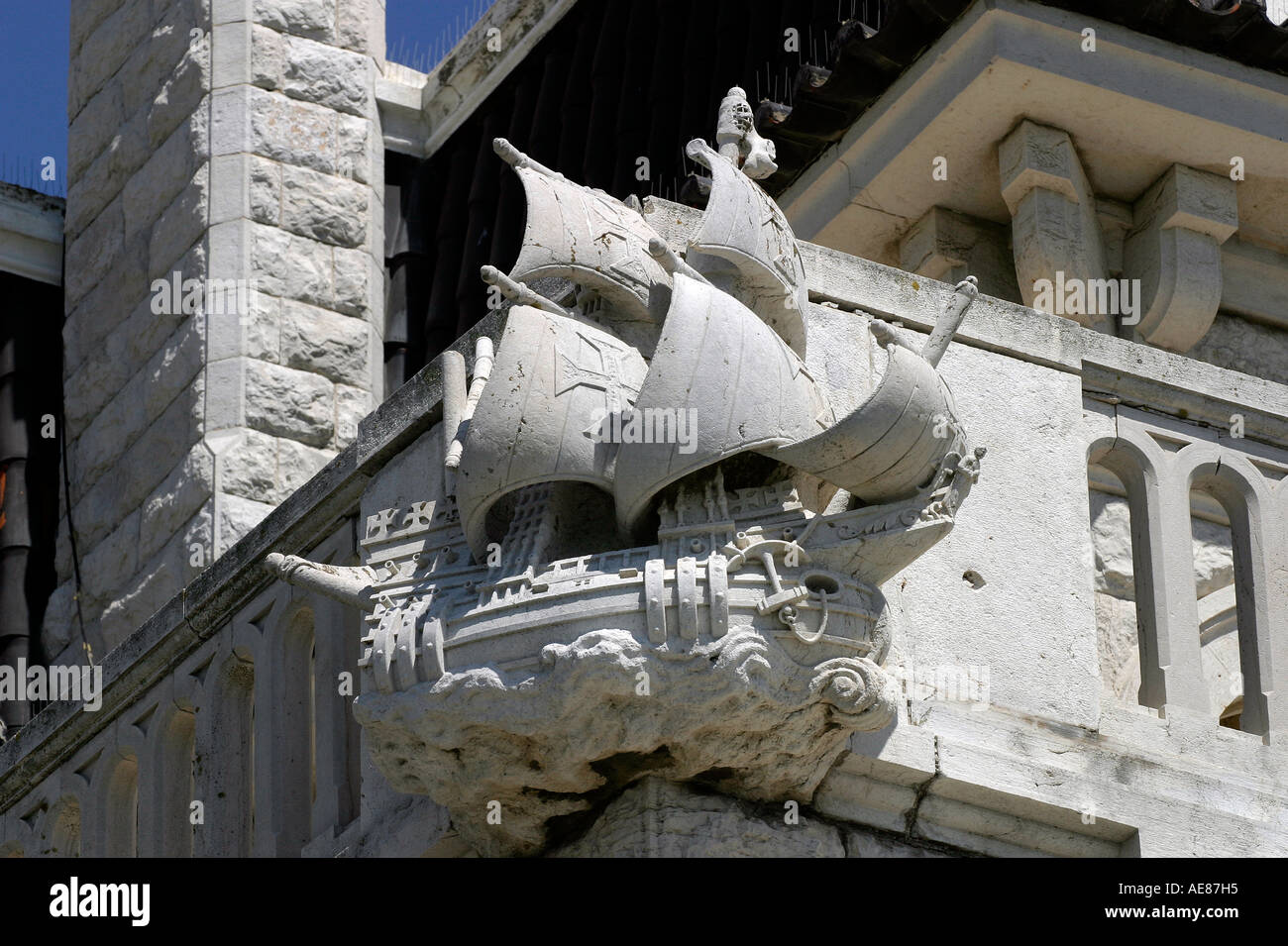 Rappelant la mer portent l'histoire du Portugal, ce navire sculpture donne sur le port de Cascais, près de Lisbonne. Banque D'Images