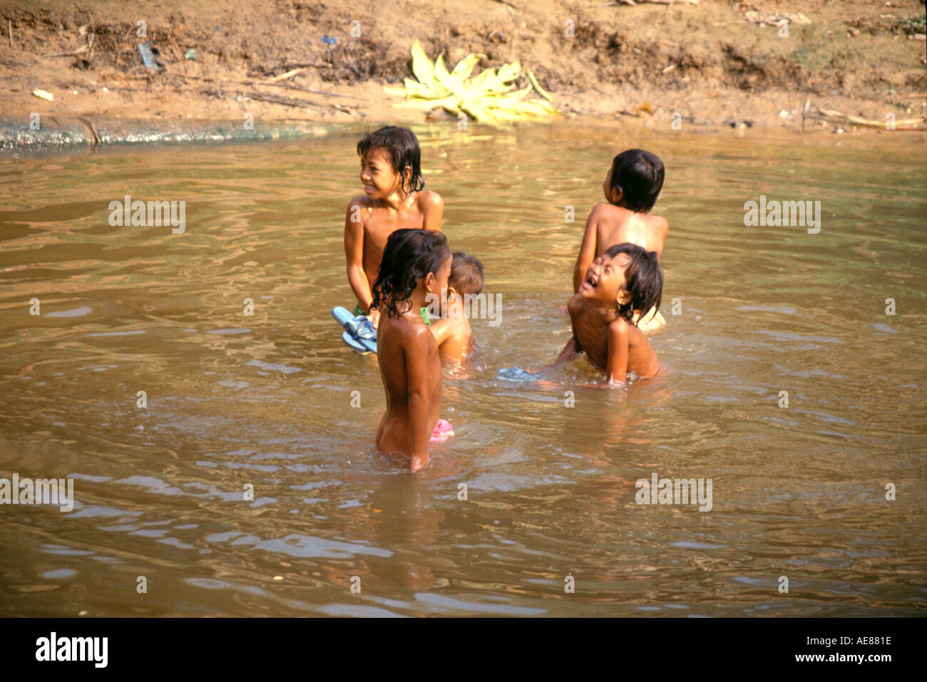 Cambodian children playing in river Banque de photographies et d’images ...