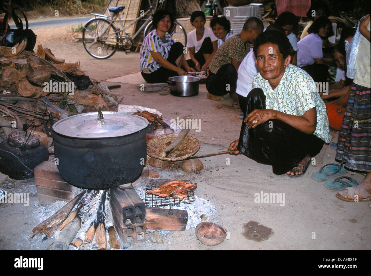 Cambodge, Siam Reap,femme repas cuisson sur feu ouvert.Kampuchea Banque D'Images