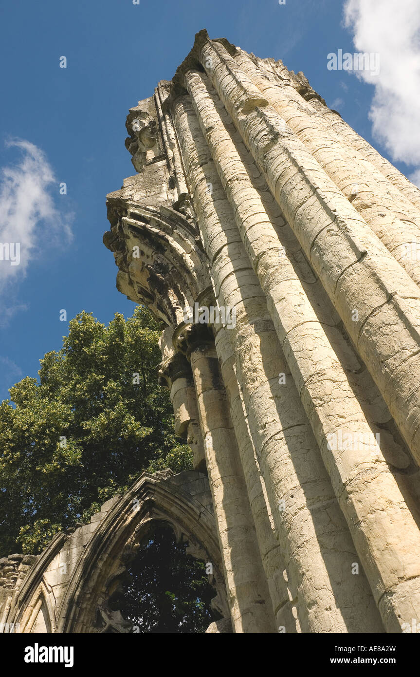 Ruines de l'abbaye de St Marys Musée Jardins en été York North Yorkshire England UK Royaume-Uni GB Grande Bretagne Banque D'Images