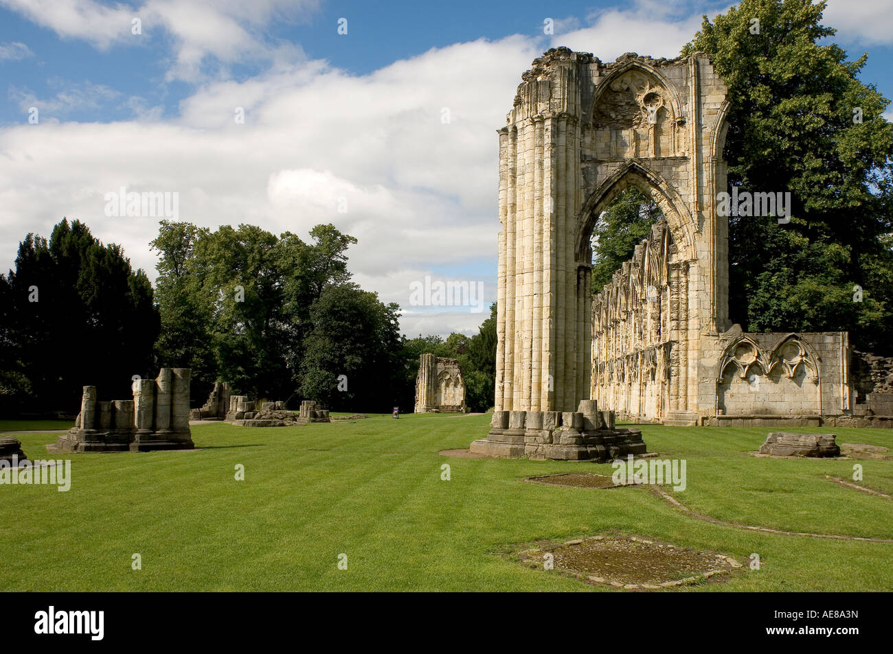 Ruines de l'abbaye de St Marys Musée Jardins en été York North Yorkshire England UK Royaume-Uni GB Grande Bretagne Banque D'Images