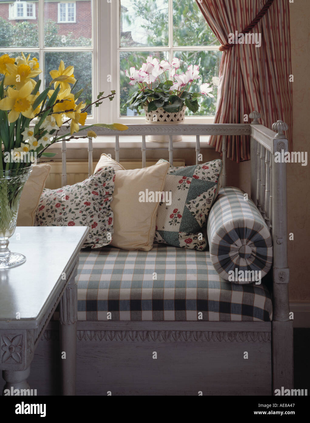 Close-up de renforcer et de coussin coussins à motifs floraux de style gustavien sur s'installer en face de fenêtre avec rideau rose Banque D'Images