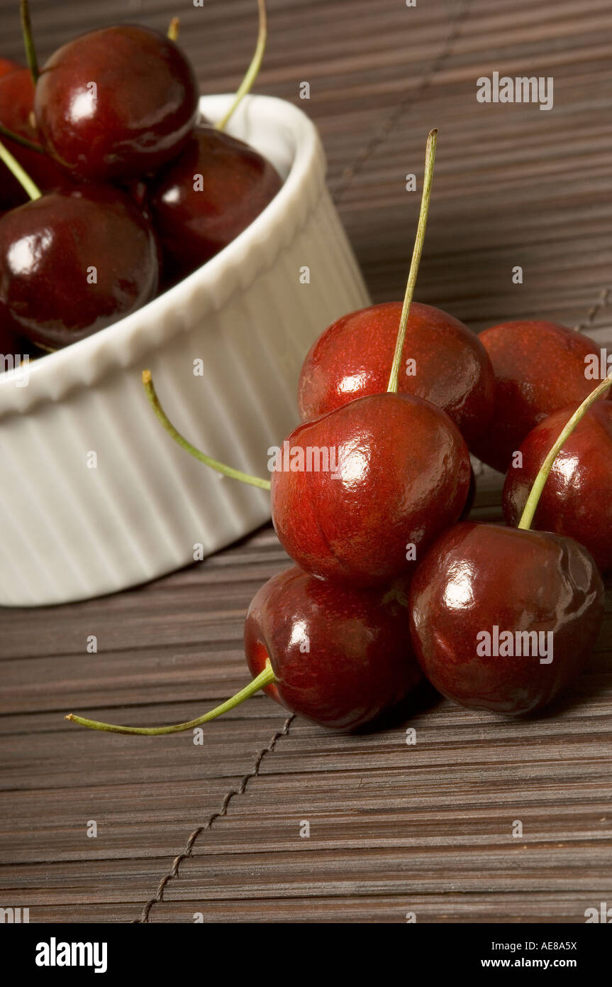 Close up of red cherries in bowl Banque D'Images