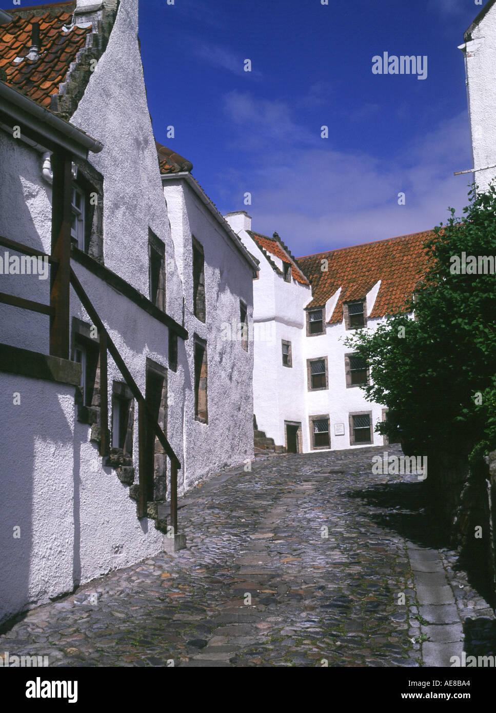 dh village du XVIIe siècle VILLAGE DE CULROSS FIFE SCOTTISH White cottages rue pavée pavés pavés immeuble britannique pavés Banque D'Images