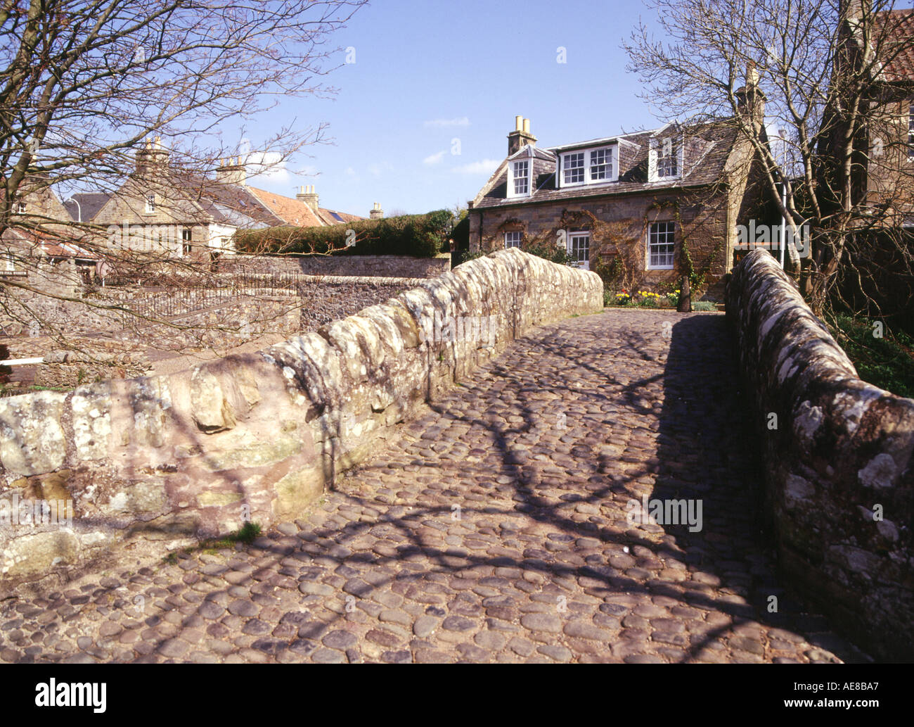 pont épiscopal et cottages dh CERES FIFE pont voûté unique chemin à bosses arche de village en pierre ponts arrière Banque D'Images