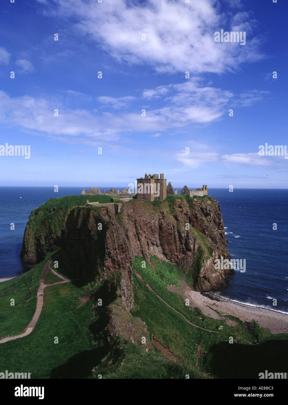 dh DUNNOTTAR CASTLE KINCARDINESHIRE Sea Cliff promontoire côte châteaux écossais en écosse Banque D'Images