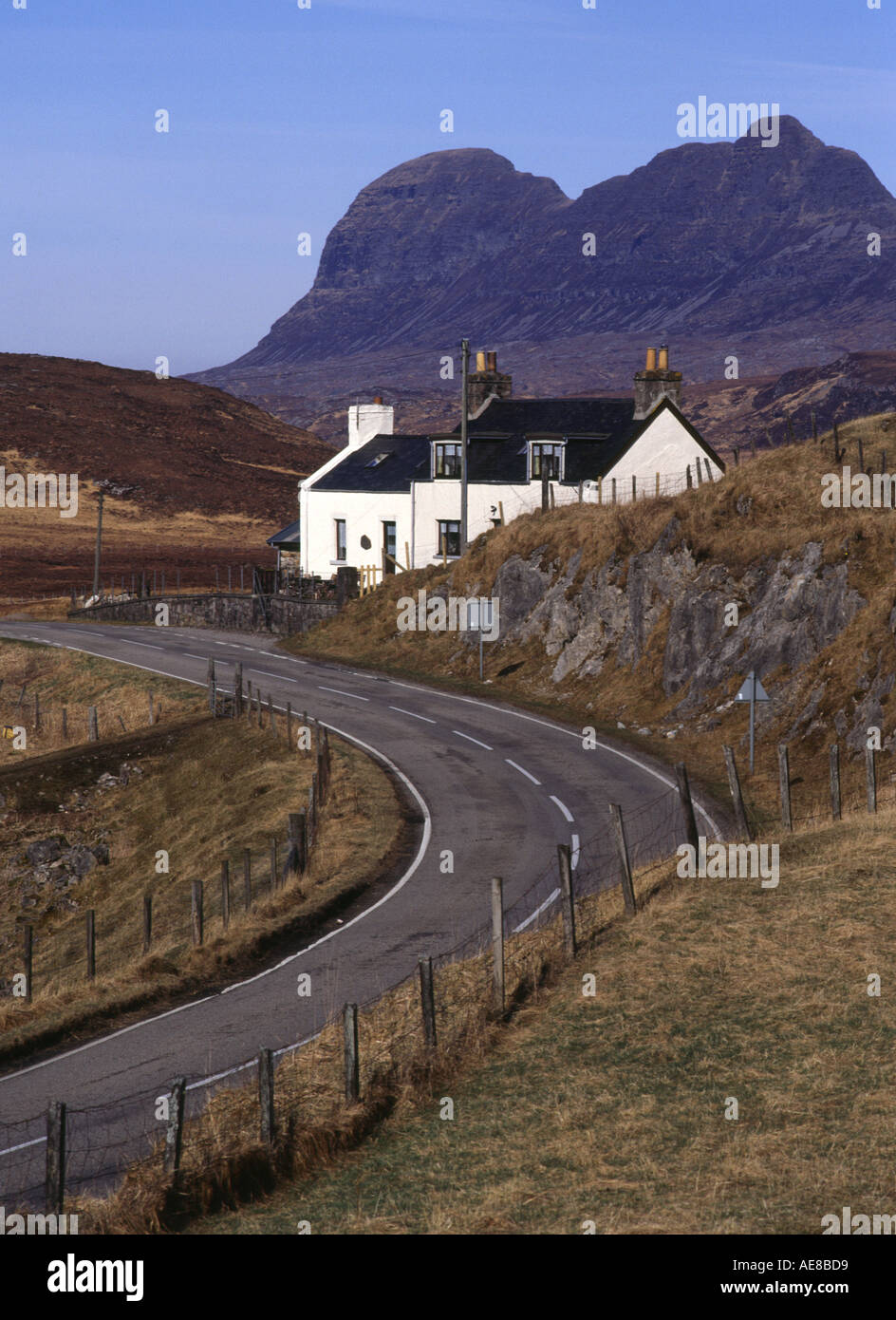 dh ELPHIN SUTHERLAND Mountain Suilven White House Road ecosse nord 500 route côte scottish croft A835 Highlands Banque D'Images