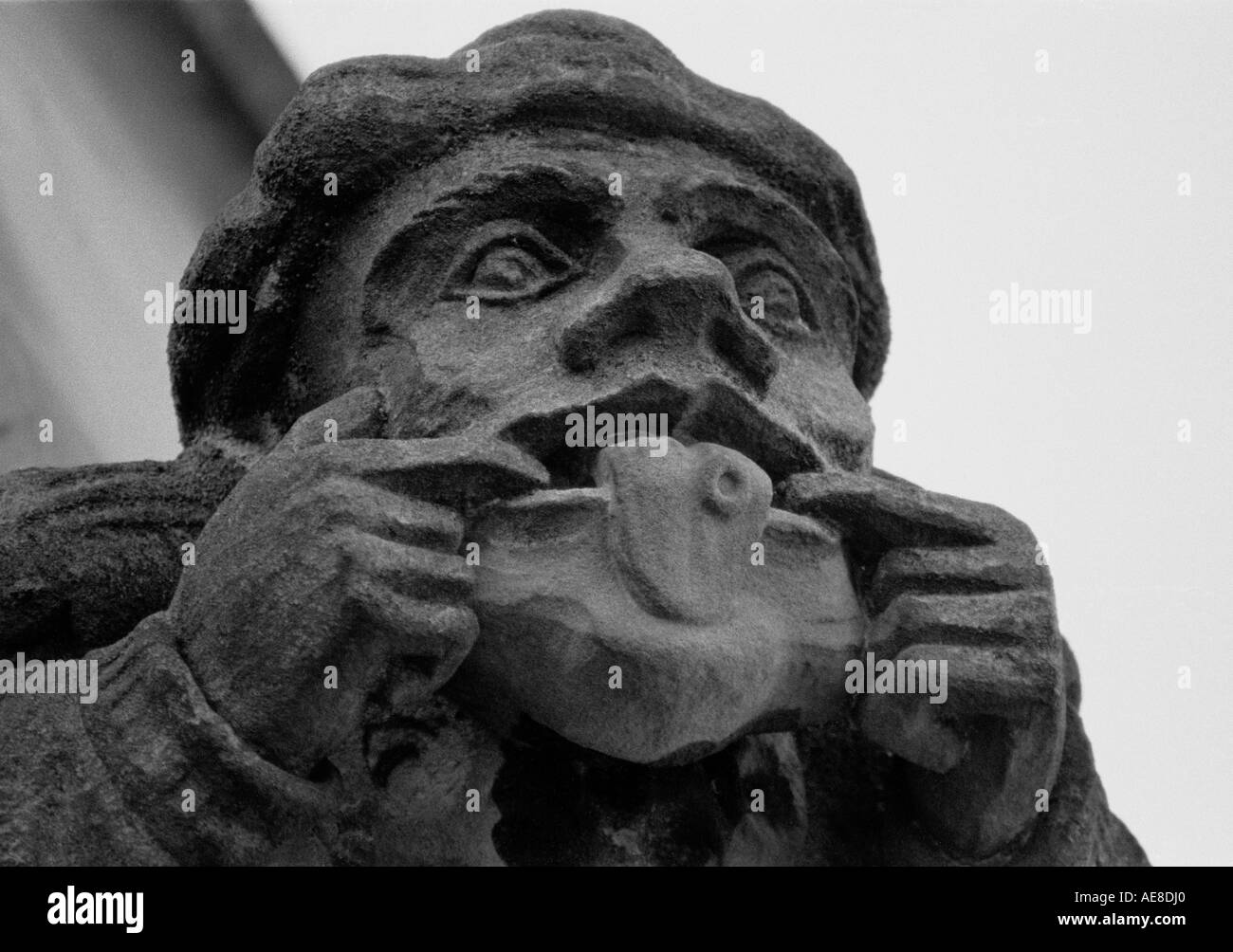 La tour de la chapelle de la Guilde, Stratford upon Avon, Royaume-Uni : la sculpture grotesque de l'homme qui sort sa langue montrant une pustulous bouillir la Peste Banque D'Images