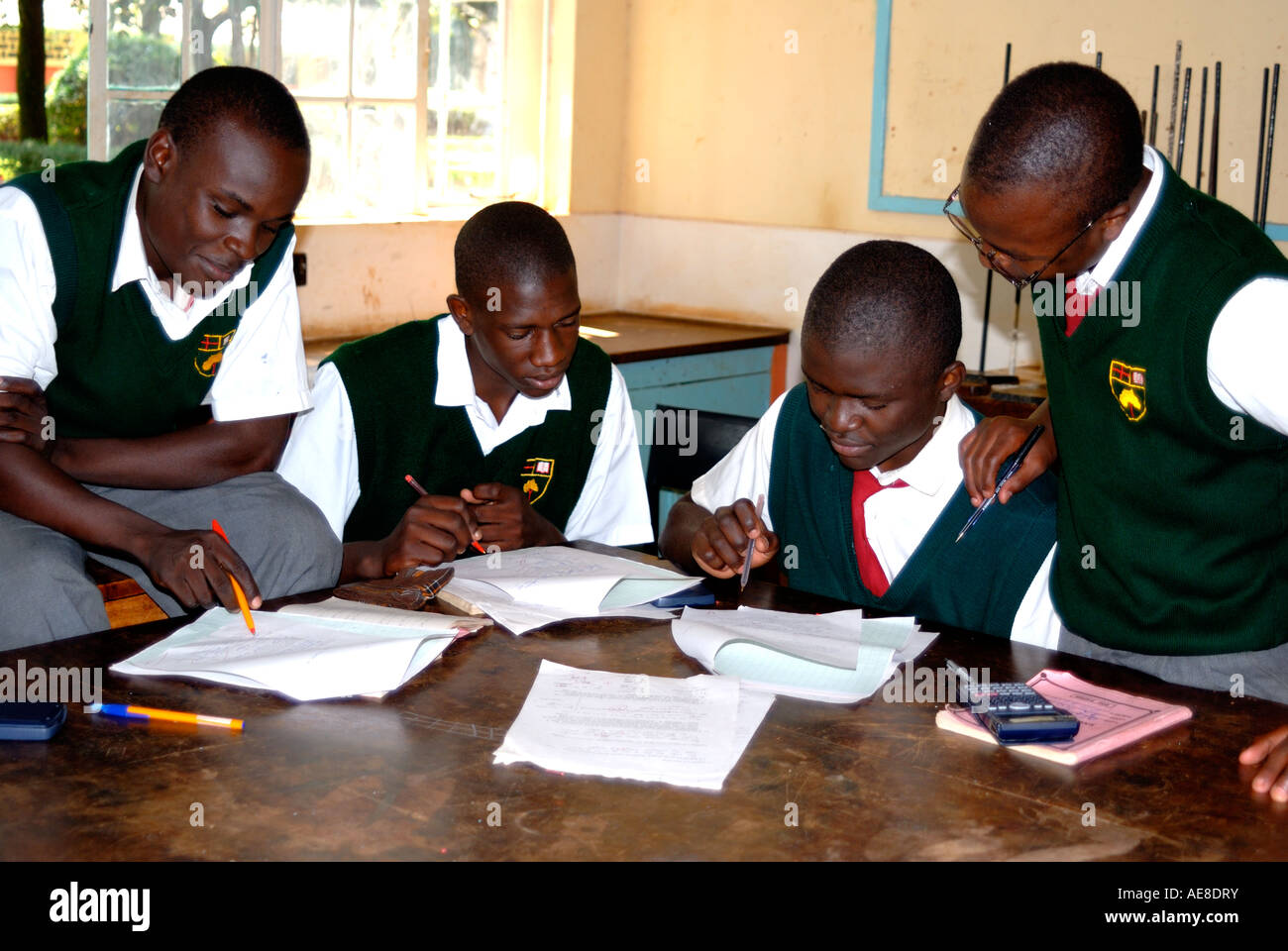 Quatre étudiants qui étudient à l'intérieur du laboratoire de physique de l'Afrique de l'Est Kenya École Maseno Banque D'Images