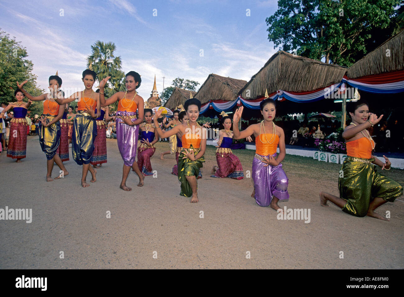 Procession Loy Krathong et danseurs, Sukhothai, Thaïlande Banque D'Images