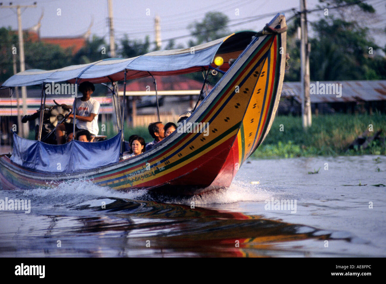 Bateau Longtail en vitesse sur la rivière Chao Phraya, Bangkok, Thaïlande Banque D'Images