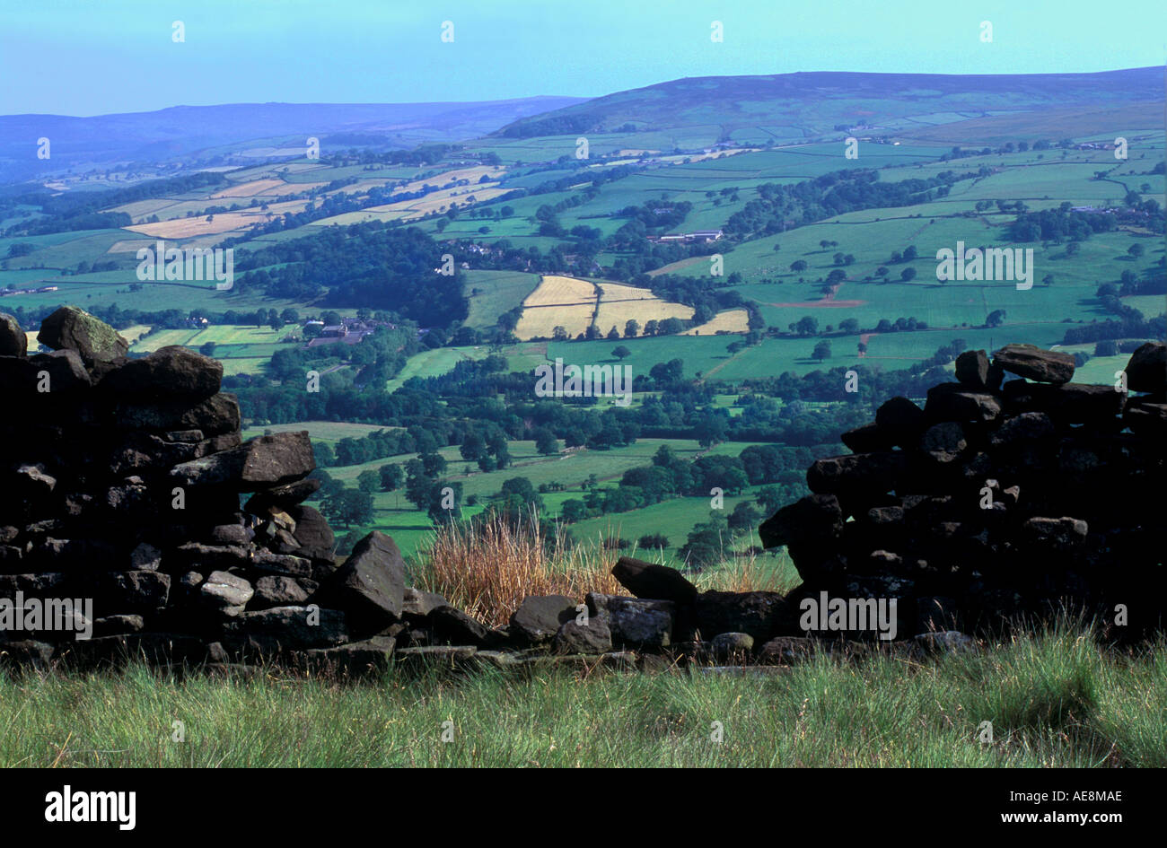 Addingham Ilkley Moor moorland entrée encadrée calme paisible aux murs de pierre pierre meulière-patchwork d'été en milieu rural champs Wharfedale Banque D'Images