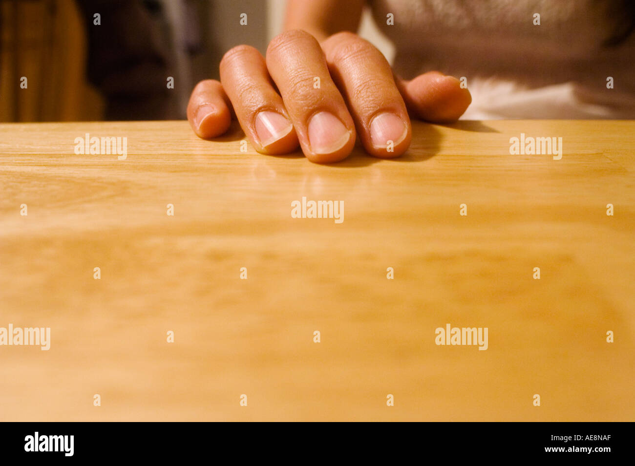 Woman's hand on table Banque D'Images