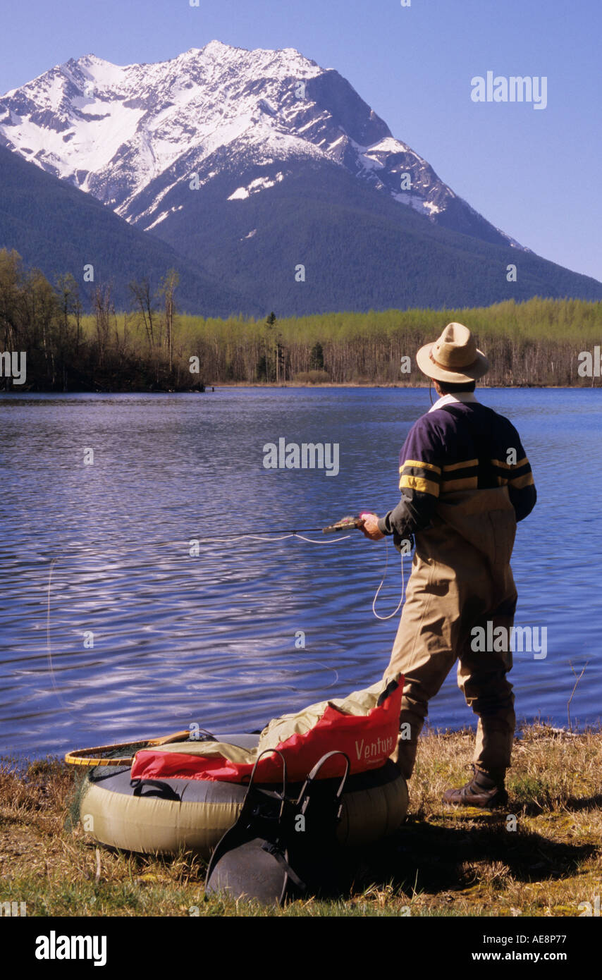 Flyfisherman à côté du lac Ross Lake Provincial Park Hazelton BC Canada Banque D'Images