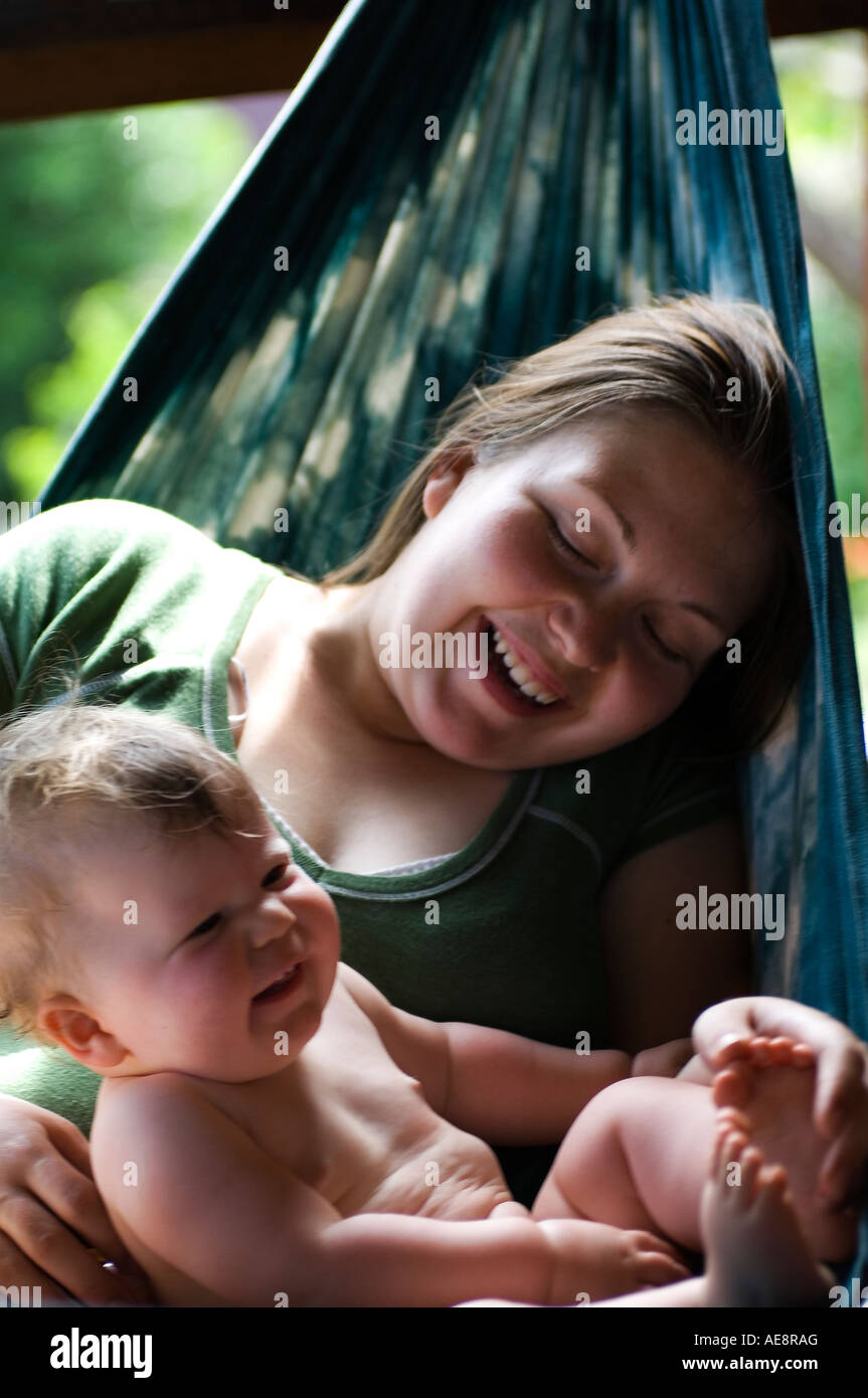 La mère et le bébé se balançant dans un hamac Banque D'Images