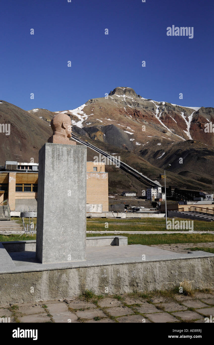 Statue de Lénine de Pyramiden, une colonie minière russe en France Banque D'Images