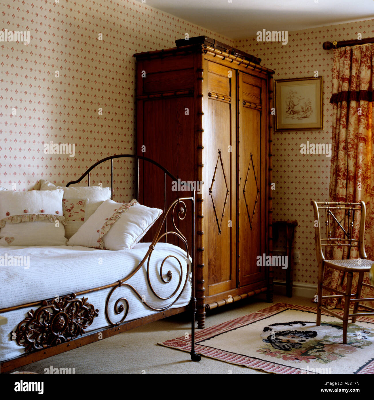 Lit en fer forgé de style victorien et d''une grande armoire dans la  chambre de l'anglais country house Photo Stock - Alamy