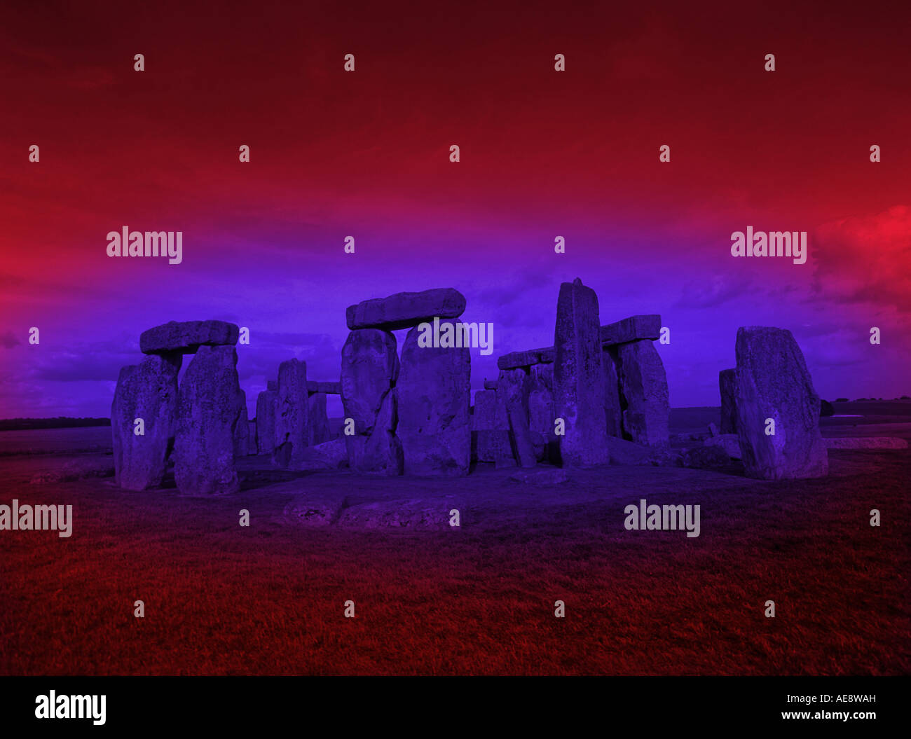 Fameux Stonehenge cromlech monument préhistorique & ancient monument à West Amesbury Wiltshire England UK manipulé (couleurs) Banque D'Images